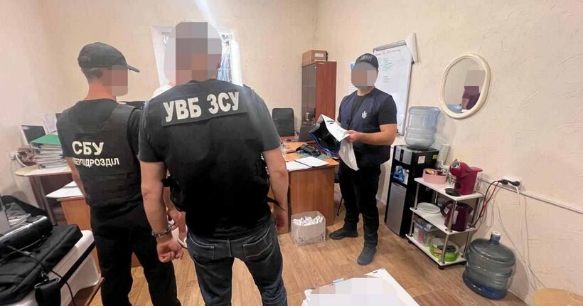 ДБР викрило військових, які за €14 000 переправляли чоловіків за кордон