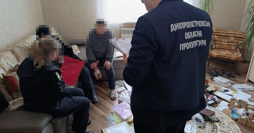Били та саджали на ланцюг: у Дніпрі подружжя обвинувачують у катуванні шістьох дітей