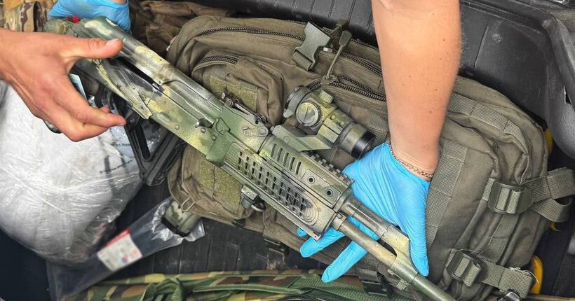Столичні поліцейські на блокпосту у Києві зупинили автівку з арсеналом зброї: водію загрожує до семи років ув'язнення