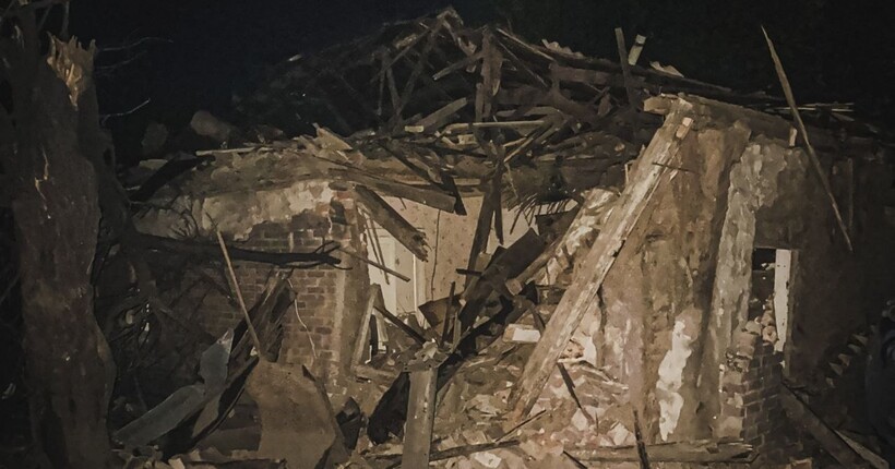 рф вдарила по Лозовій на Харківщині: з-під завалів дістали тіло жінки