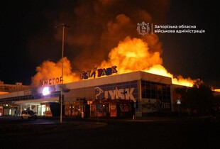 Російський удар по ТЦ у Запоріжжі: спалахнула пожежа, є поранені (фото)