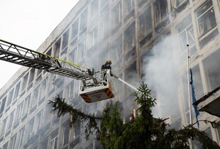 Зеленський про атаку на Київ: Цілями ворога знову стали АЗС, ТЦ та залізниця