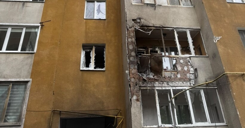 Вибухи в Хмельницькому: дрон влучив у багатоповерхівку, пошкоджені квартири і авто