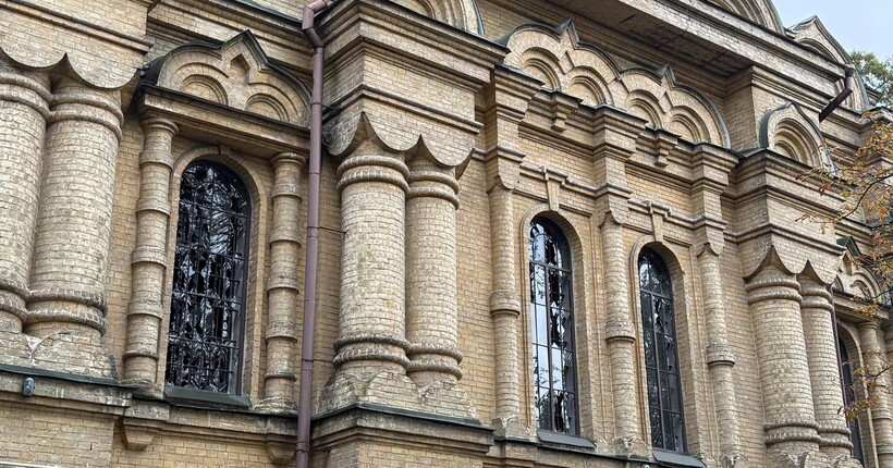 Російський удар пошкодив 120-річний храм у Києві (фото)