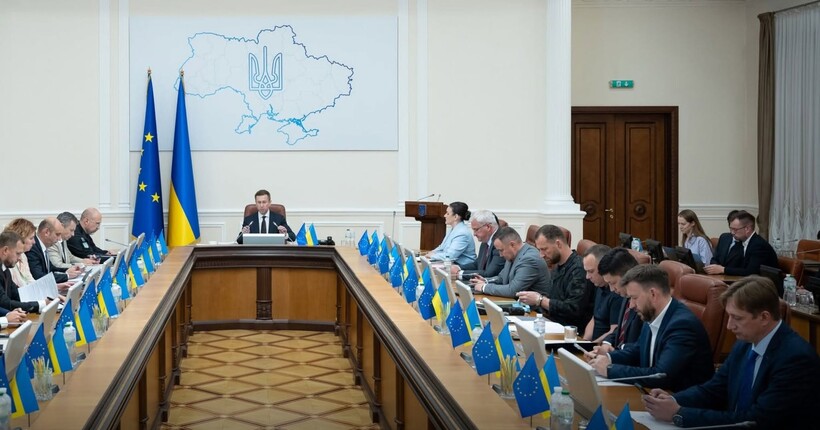 Уряд зберіг доплати для педагогів прифронтових регіонів: вчителі і надалі отримуватимуть по 2 600 гривень