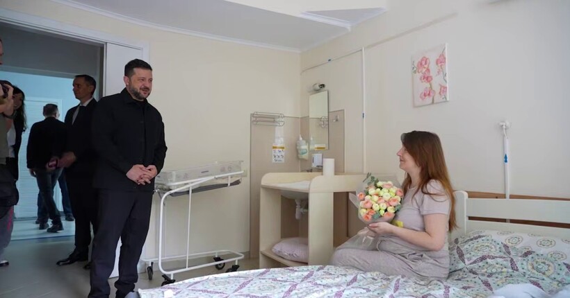 Зеленський відвідав в пологовому родину хлопчика, який народився в укритті під час обстрілу