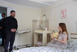 Зеленський відвідав в пологовому родину хлопчика, який народився в укритті під час обстрілу