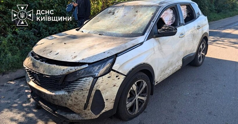 ДСНС показала наслідки атаки на Вишневе: дрон впав на дорогу, якою їхали авто 