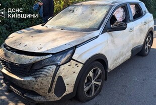 ДСНС показала наслідки атаки на Вишневе: дрон впав на дорогу, якою їхали авто 