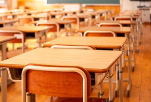 У Києві дрон поцілив в будівлю школи: перші подробиці