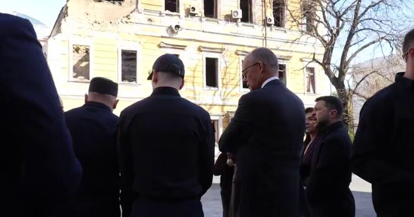 Зеленський і Мерц відвідали місце удару рф по будівлі Академії наук у Києві