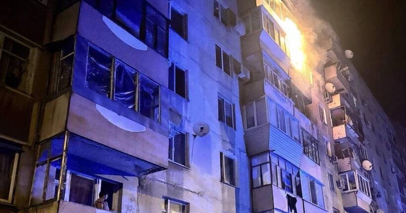Дрон ударив по багатоповерхівці в Запоріжжі: є поранені, триває рятувальна операція (фото, відео)