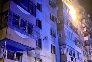 Дрон ударив по багатоповерхівці в Запоріжжі: є поранені, триває рятувальна операція (фото, відео)