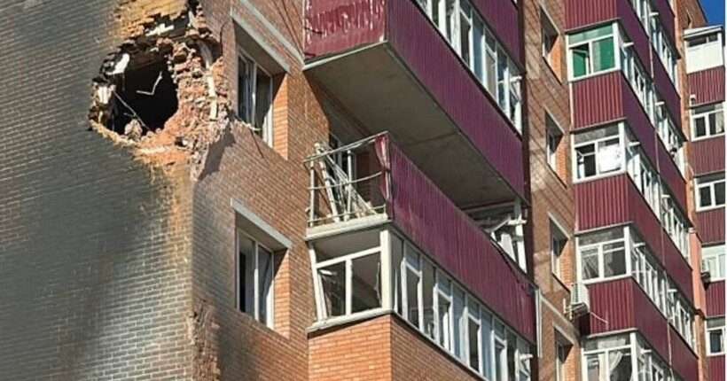 Безпілотник влучив у багатоповерхівку в Сумах: є постраждалі, серед яких підліток