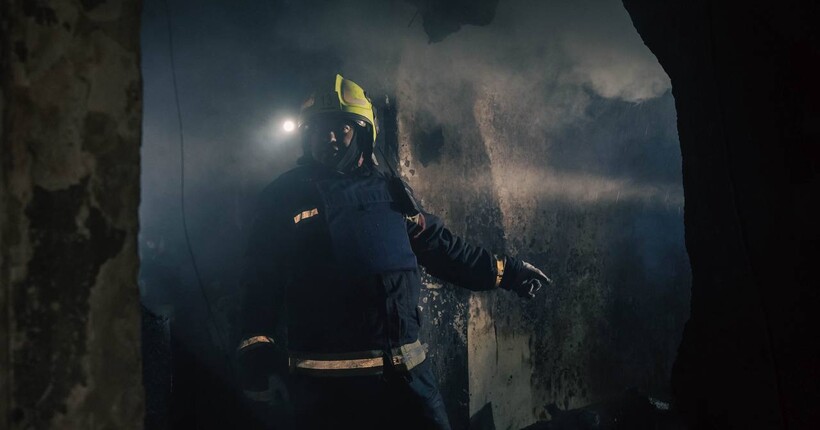 У Києві після удару по 12-поверхівці врятували 22 людей: є загиблі