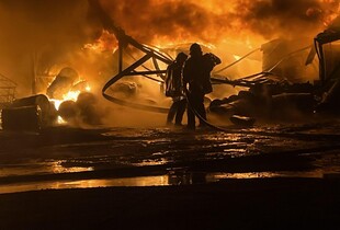 На Київщині внаслідок атаки російських дронів загорілося підприємство (фото)