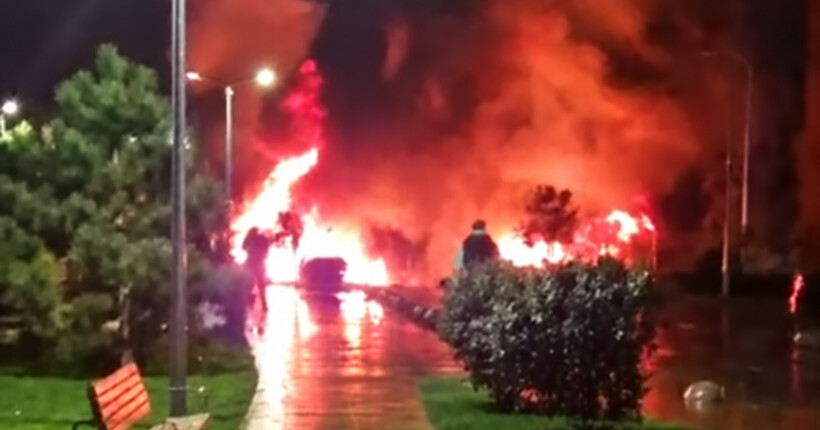 У Києві дрон влучив у 25-поверхівку: загинула жінка, палають автомобілі