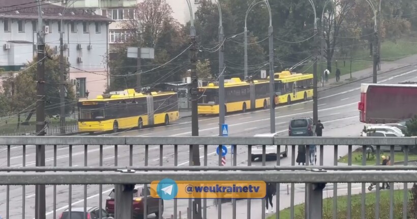 У Києві через низьку напругу зупинився електротранспорт (відео)