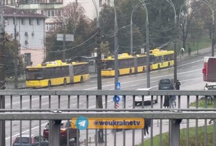 У Києві через низьку напругу зупинився електротранспорт (відео)