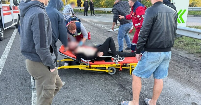 Удар дрона по трасі на Київщині забрав життя трьох людей, ще четверо поранені