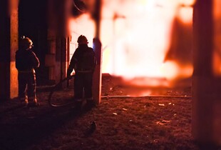 На Рівненщині після обстрілів спаланула пожежа на енергооб'єкті: частина області без світла