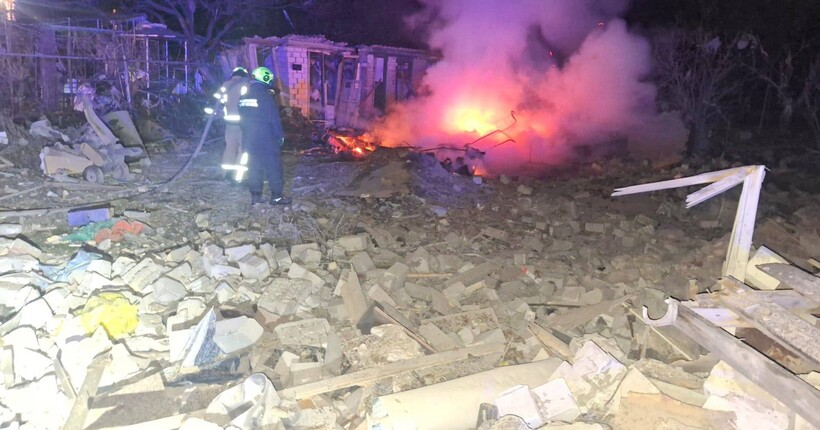 Росіяни атакували житловий сектор Києва: на Оболоні зруйновано будинок
