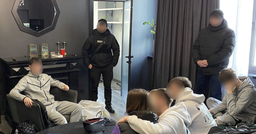 Скандальним організаторам вечірок у Києві повідомили про підозру та вручили повістки до військоматів