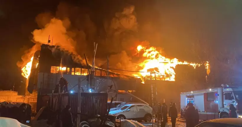 Горіло, палало і вибухало: у Москві вночі сталась масштабна пожежа в техцентрі 
