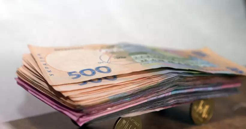 Що відбувається з курсом долара: чому він падає, а гривня міцнішає