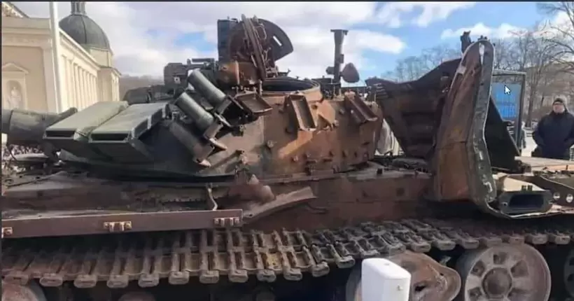 Підбитий російський танк Т-72, який експонують у Вільнюсі, виставили на благодійний продаж