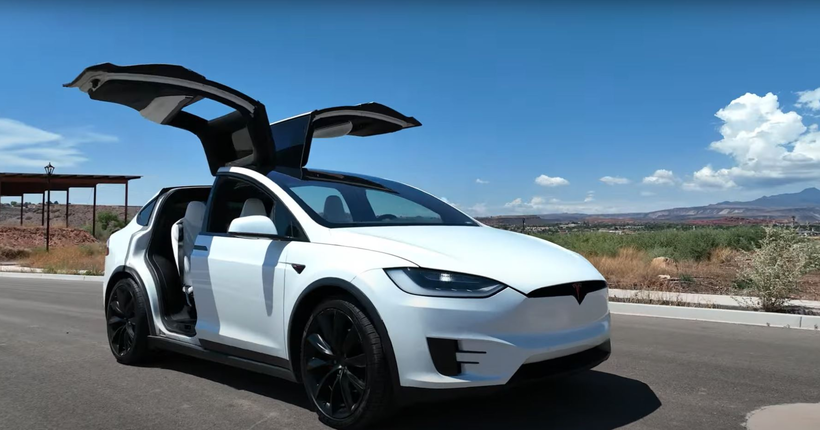 Tesla знизила ціни на два свої найдорожчі електрокари у США