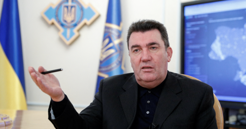 Данілов пообіцяв посилити правила виїзду чоловіків за кордон після скандалу з артистами