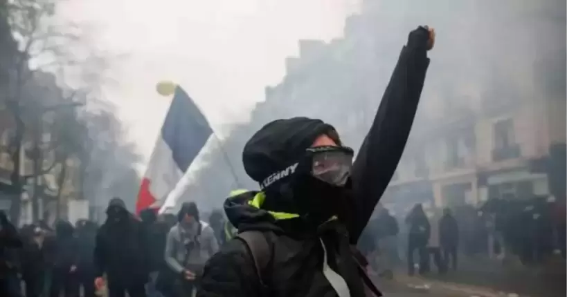 У Парижі хвиля протестів проти підвищення пенсійного віку переросла у сутички та арешти (ВІДЕО)