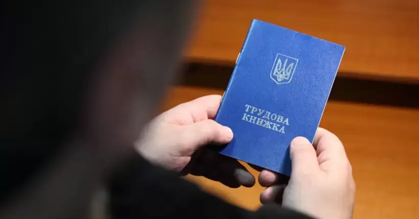 Кількість безробітних в Україні зменшилась вдвічі