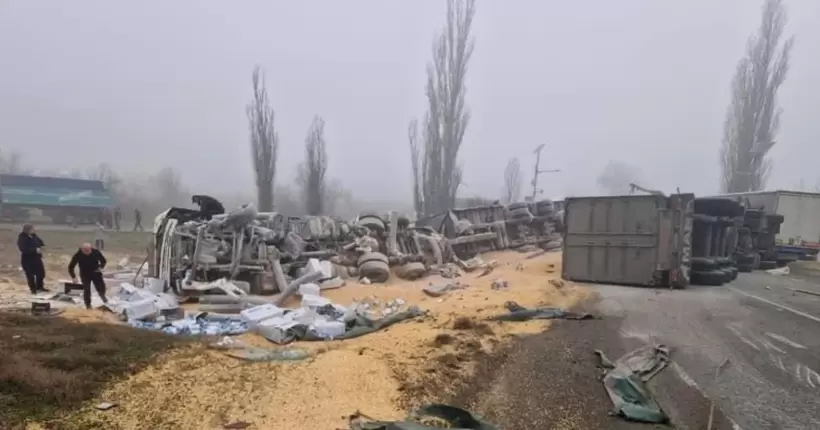 На Одещині зіткнулись дві фури. Фото і відео