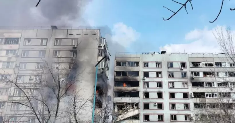 Окупанти влучили в житлову багатоповерхівку в Запоріжжі. Відео