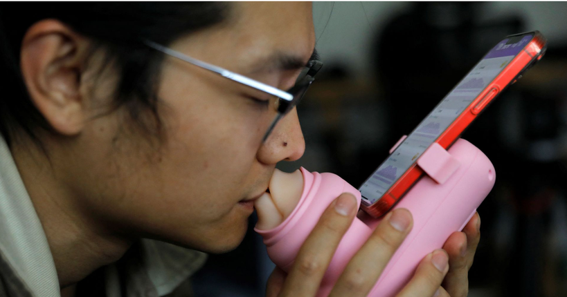 <strong>В Китаї створили машину для поцілунків: як працює&nbsp;</strong>