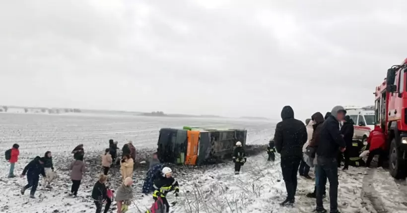 ДТП на Хмельниччині: трьох пасажирів госпіталізували до реанімації