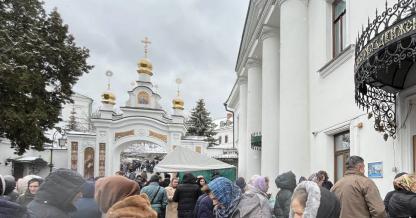 Сутички та заяви про безпідставність виселення: як УПЦ МП проводить свій останній день в Лаврі
