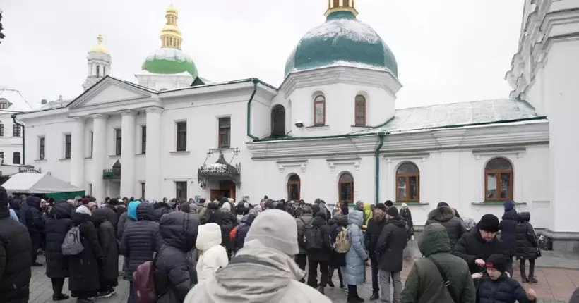 Блокування роботи комісії в Лаврі: прихильникам УПЦ МП видали рації (відео)