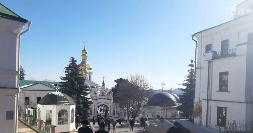 Під Лаврою почалися конфлікти: священник УПЦ МП вилив відро води на активіста з інвалідністю