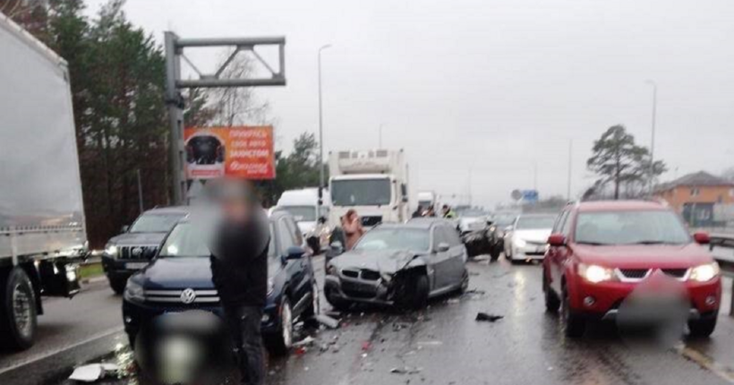 Під Києвом у ДТП зіштовхнулися автобус та дев’ять легковиків (фото та відео)