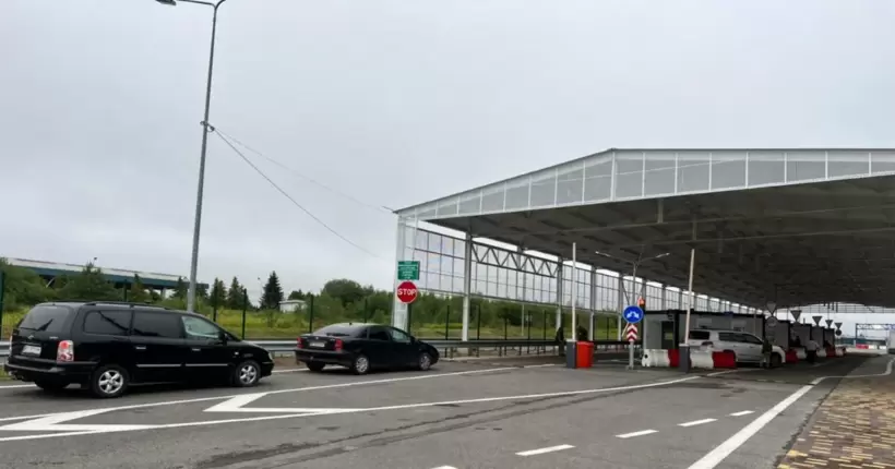 На двох пунктах пропуску на кордоні - шалені черги, хоча інші пункти були порожні, - речник ДПСУ