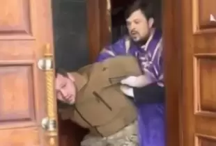 Священик із Хмельницького, який побив українського захисника, втік з України