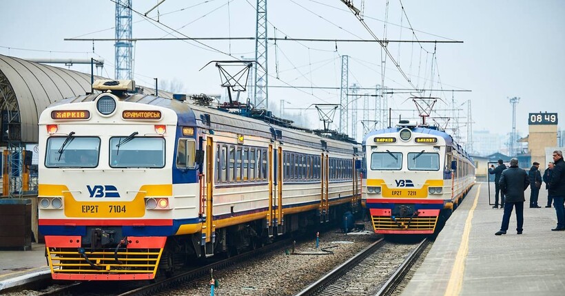 Укрзалізниця повідомила про запізнення низки поїздів через негоду: перелік