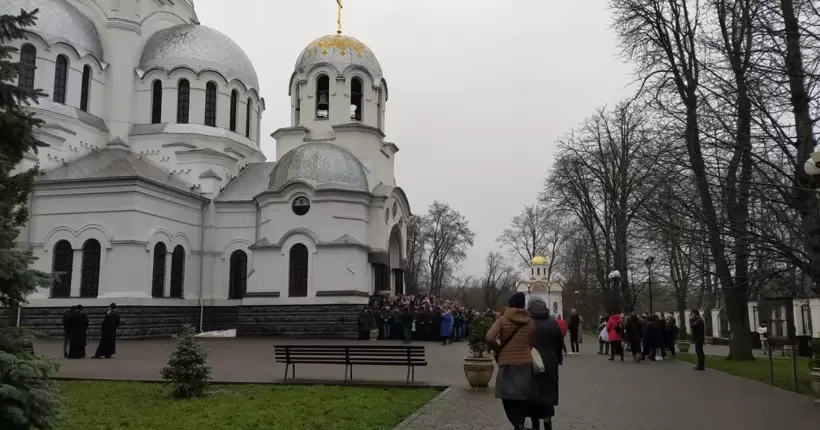 У Кам'янці-Подільському віряни УПЦ МП третю добу нікого не впускають у храм
