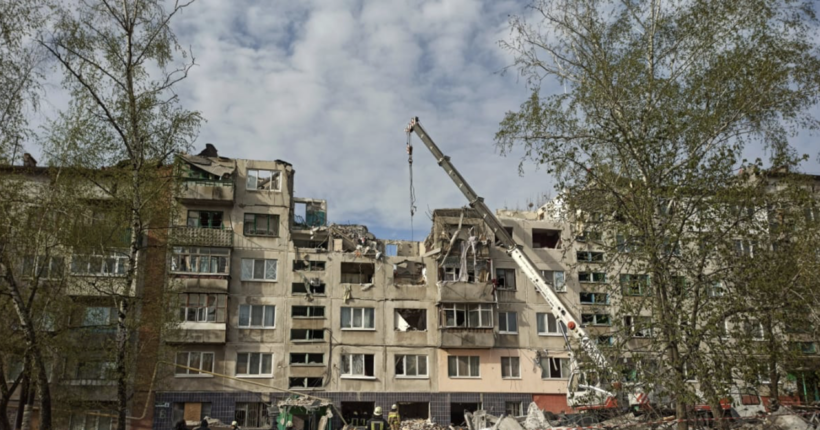 Рятувальники продовжують пошук людей під завалами знищеної багатоповерхівки у Слов’янську
