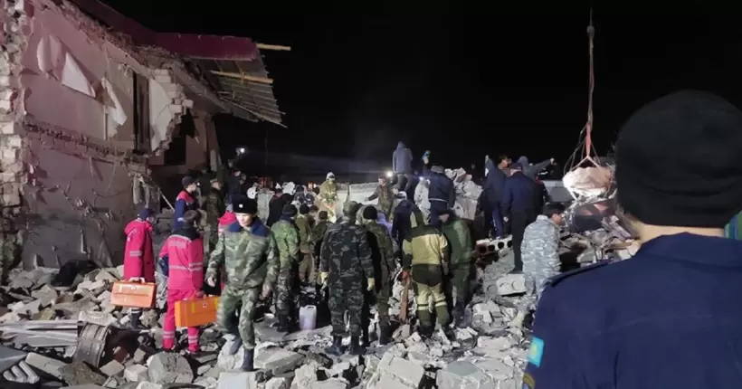 У Казахстані через вибух газу обвалився під'їзд житлового будинку. Відео