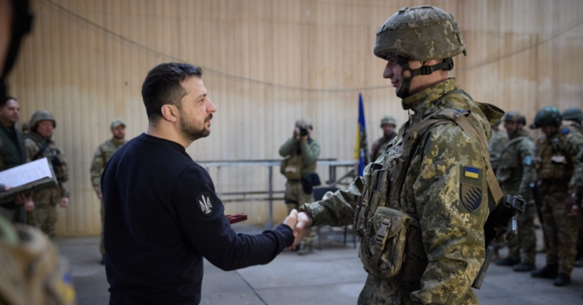 Зеленський приїхав у прифронтову Авдіївку, щоб нагородити військових