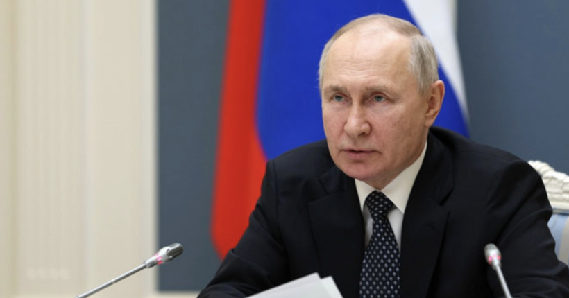 Подоляк: Путін робить усе, щоб досидіти у своєму кріслі та уникнути військової змови